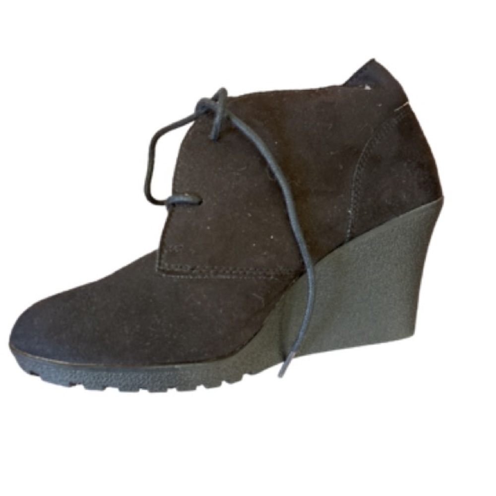 Black wedge laced